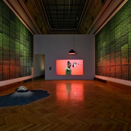 Poetics of Encryption, pohled do instalace (Dušan Zahoranský , Mirek a Kateřina, všech možných 65535 grafických variant písma na budíku, 2019; Jonna Kina, Tajné světy a další příběhy, 2013–16; Charles Stankievech, Poušť proměněná ve sklo, 2023) 