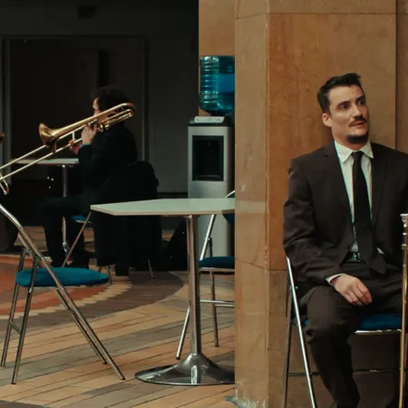 Francouzská hořká komedie Kapelo, hraj vstupuje do kin