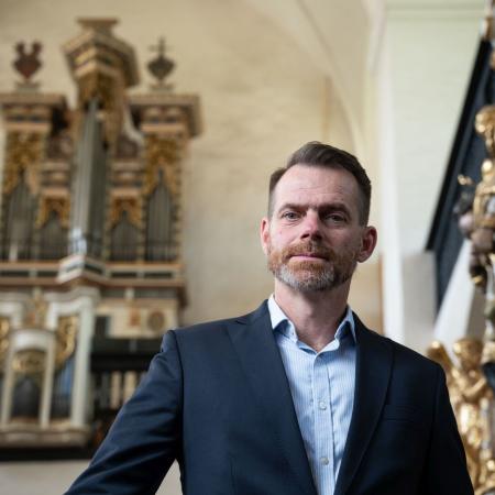 Vedoucí souboru Ensemble Inégal a propagátor díla Jana Dismase Zelenky Adam Viktora