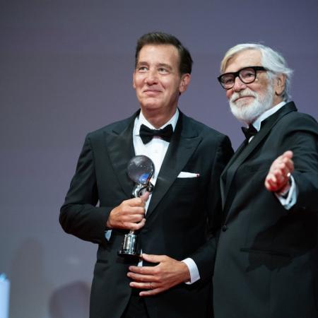 Herec Clive Owen od Jiřího Bartošky obdržel cenu Prezidenta MFF KV 