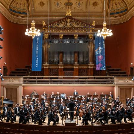S Českou filharmonií Hrůša spolupracuje od prosince 2004. 