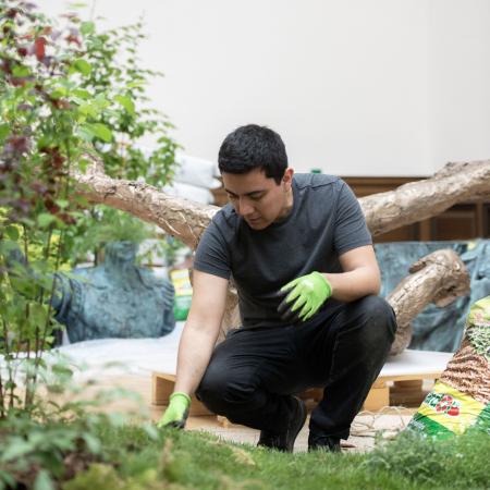 Iván Argote při instalaci 