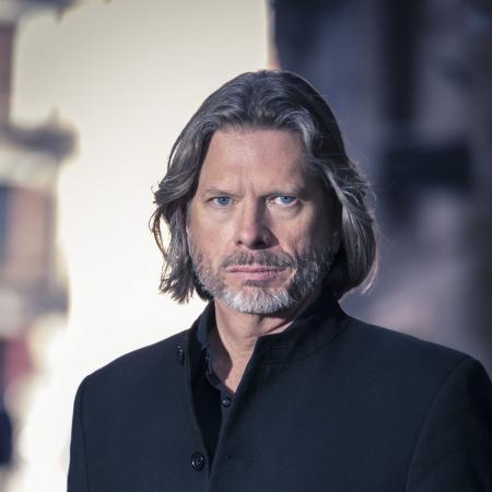 Americký basový zpěvák a loutnista Joel Frederiksen