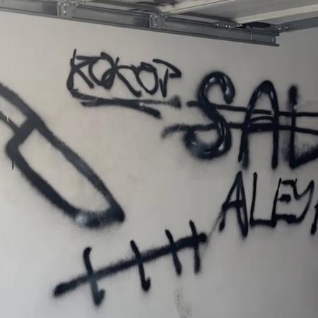 Malby a hesla napsané na zdi