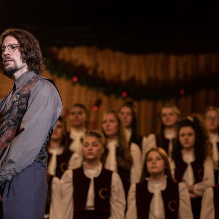 Film popisuje nezdravé prostředí v úspěšném dívčím sboru 