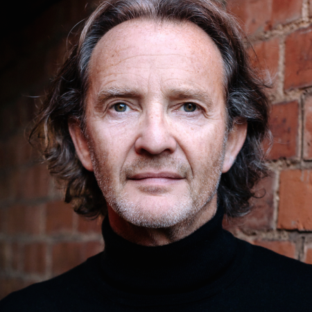 Anton Lesser jako Garrick Ollivander