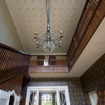 Uvnitř vily se nově nachází expozice kubistické architektury a designu