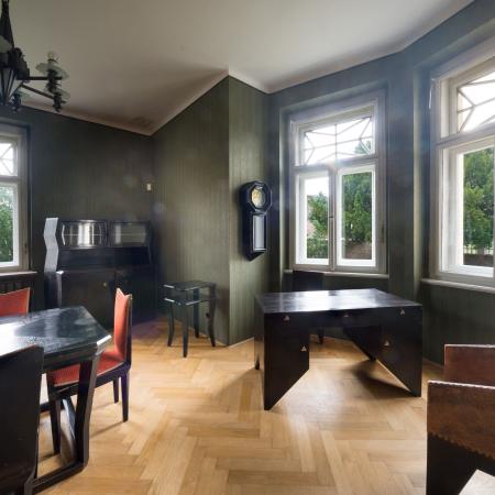 Uvnitř vily se nově nachází expozice kubistické architektury a designu