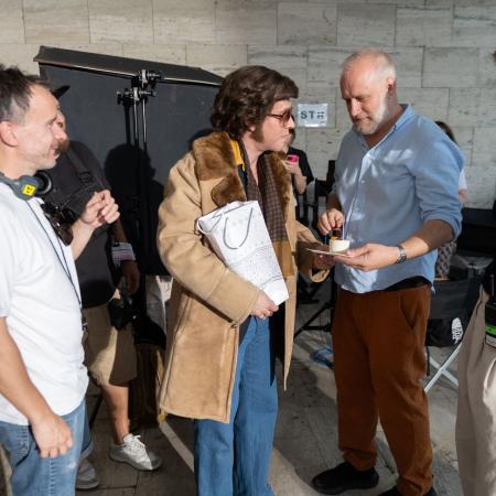 Natáčení filmu Duchoň, režisér Peter Bebjak v modré košili