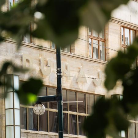 Palác Dunaj se nachází na rohu Národní třídy a Voršilské ulice