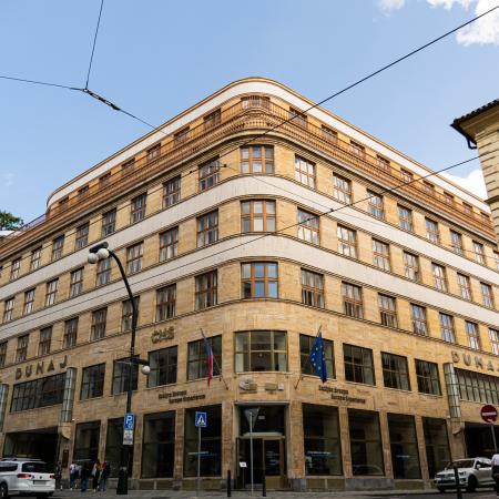 Budovu ve stylu konstruktivismu navrhl Adolf Foeher