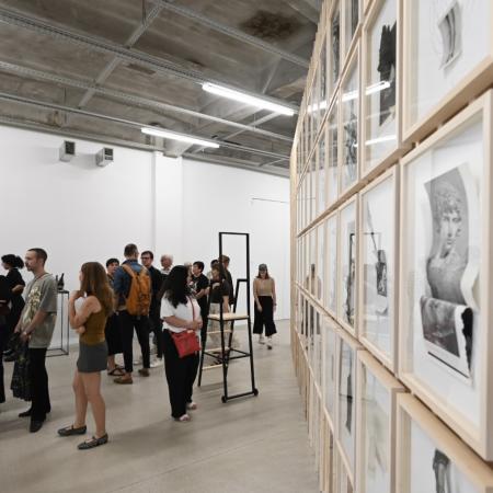 Výstava slovenské umělkyně Lucie Tallové Přála bych si být stvořena z kamene v olomoucké Telegraph Gallery