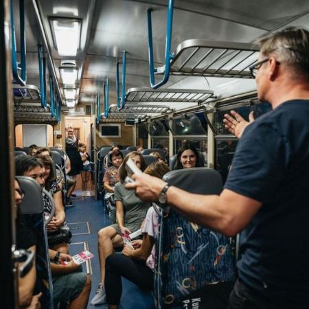 Čtení probíhají na netradičních místech.