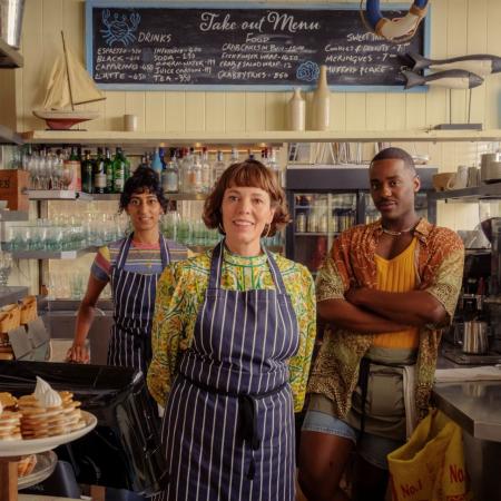 Hlavní ženskou roli hraje britská herečka Olivia Colmanová (uprostřed).