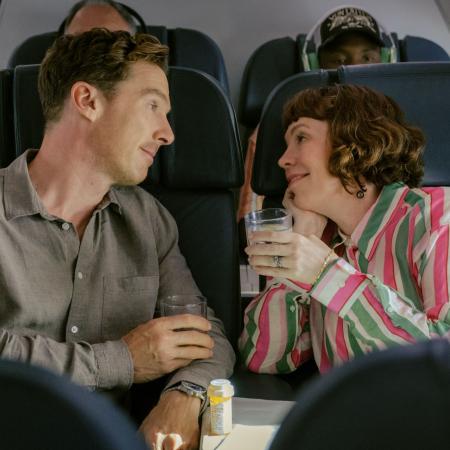 Benedict Cumberbatch a Olivia Colman v černé komedii Roseovi. 
