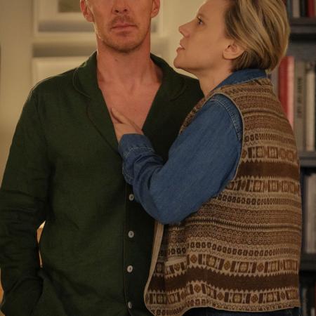 Benedict Cumberbatch a Kate McKinnon v roli bláznivé Amy.