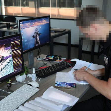 Detail pracoviště e-šmejdů v podvodném call centru na Ukrajině