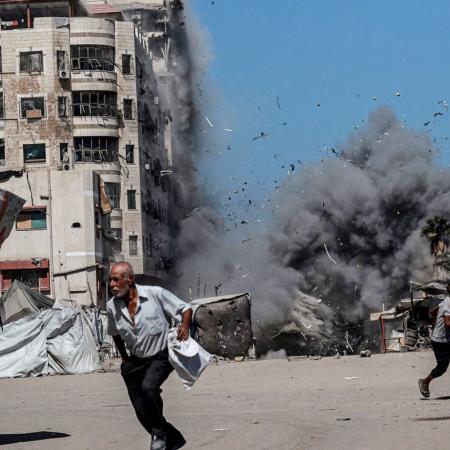 V důsledku izraelských leteckých útoků bylo zasaženo a zničeno mnoho budov a výškových věží ve městě Gaza.