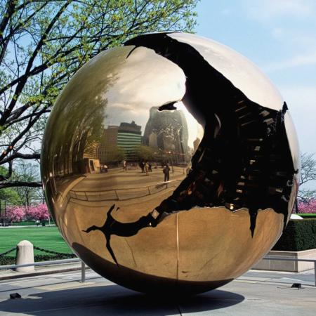 Bronzová socha Sphere within Sphere, darována Itálií