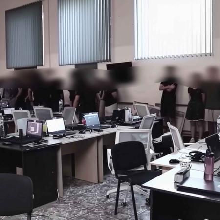 Širokoúhlý záběr na pracoviště e-šmejdů v podvodném call centru na Ukrajině