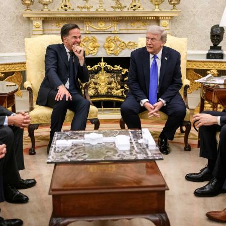 Donald Trump na schůzce ohledně rekonstrukce východního křídla Bílého domu