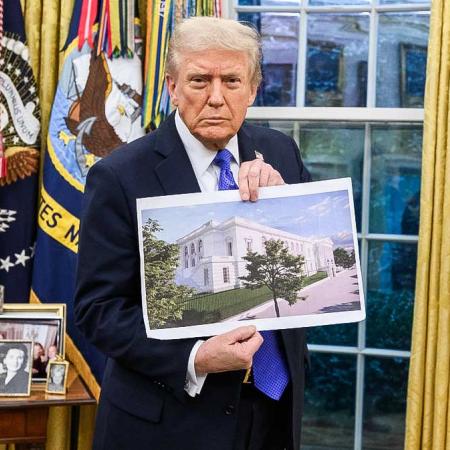 Donald Trump drží fotografii vizualizace nového východního křídla Bílého domu