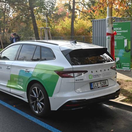 Nabíjecí stanice v lampě v Brně