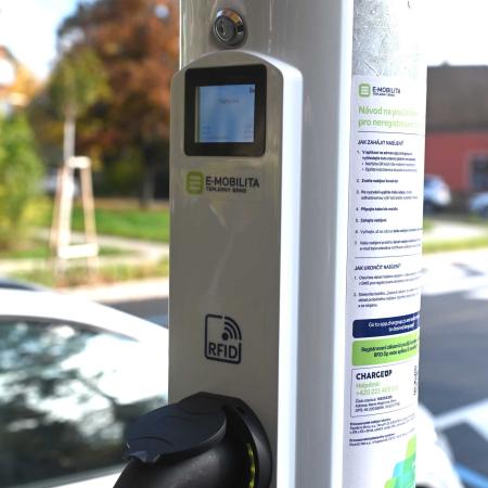 Nabíjecí stanice v lampě v Brně