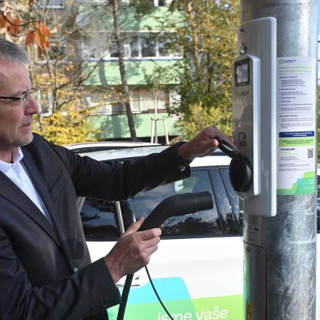 Nabíjecí stanice v lampě v Brně