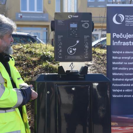 Nabíjecí stanice v lampě v Praze
