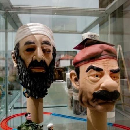 Masky Usámy bin Ládina a Saddáma Husajna ze sbírky kuriozit Martina Parra