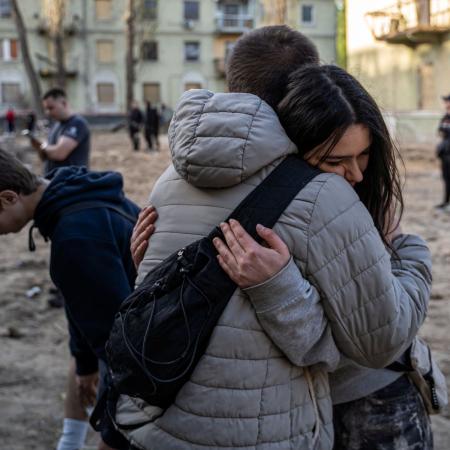 AKTUALITA Ray Baseley Forum 24 Kyiv Independent Raketový útok na civilní čtvrť Kyjeva - Pohřeb rodiny Khudia