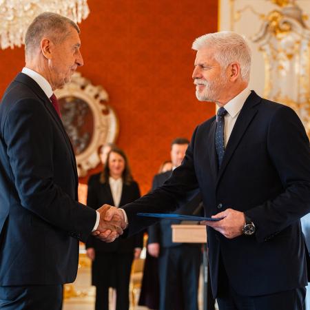 PROSINEC: Prezident Petr Pavel jmenoval novým premiérem šéfa hnutí ANO Andreje Babiše.