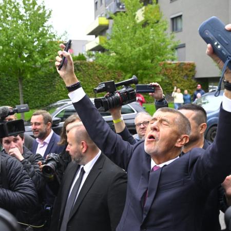 ŘÍJEN: Vítězem voleb do Poslanecké sněmovny se stalo hnutí ANO, které získalo 80 mandátů. Druhá koalice Spolu má 52 mandátů, Starostové 22, Piráti 18, SPD 15 a Motoristé 13.