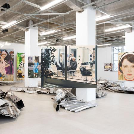 Pohled do expozice Za pultem