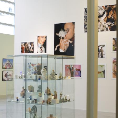 Pohled do expozice Martin Parr: Assorted Cocktail v pražském DOXu