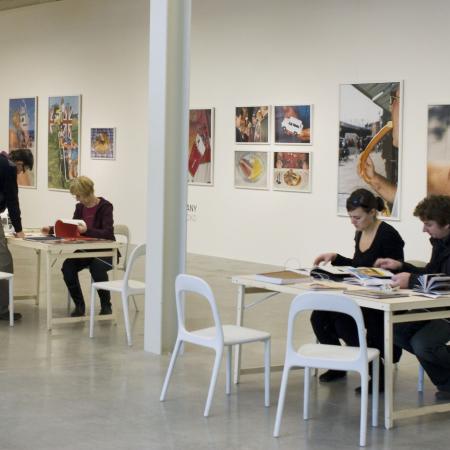 Pohled do expozice Martin Parr: Assorted Cocktail v pražském DOXu