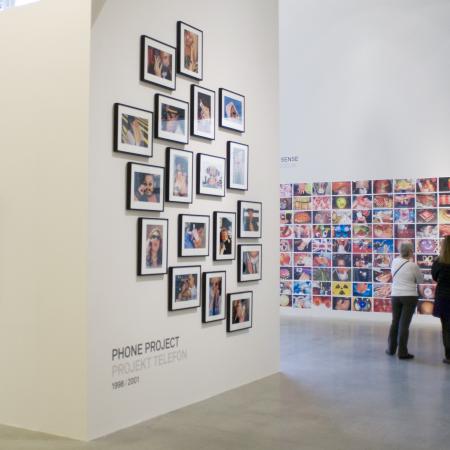 Pohled do expozice Martin Parr: Assorted Cocktail v pražském DOXu