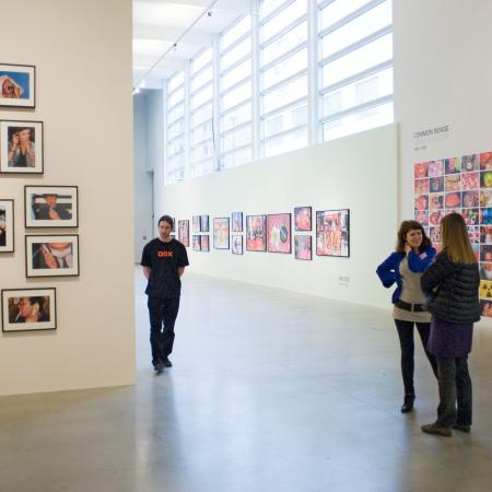 Pohled do expozice Martin Parr: Assorted Cocktail v pražském DOXu