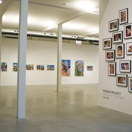 Pohled do expozice Martin Parr: Assorted Cocktail v pražském DOXu