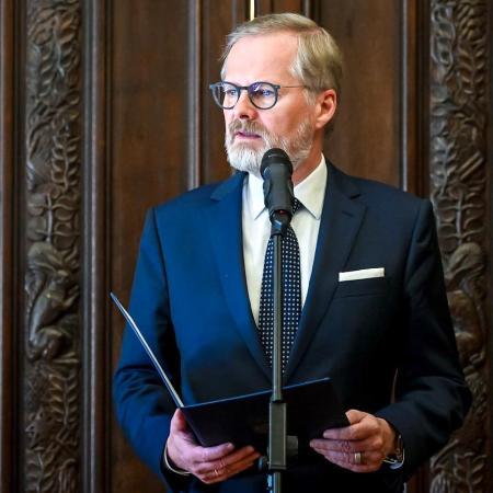 ČERVENEC: Česko se nepřipojí k nákupu amerických zbraní pro Ukrajinu, která se brání ruské invazi. Serveru Publico to řekl premiér Petr Fiala, podle kterého ČR pomáhá jinak.