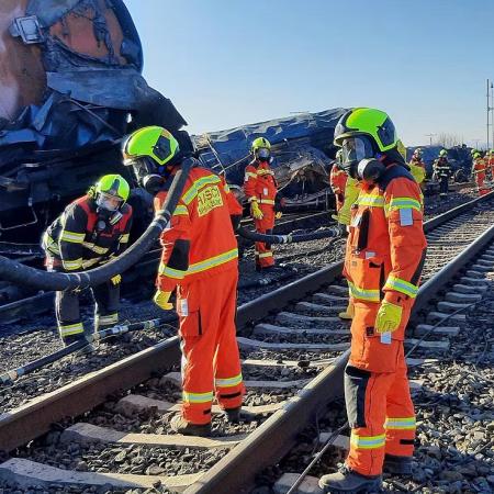 ÚNOR: Nákladní vlak převážející z chemičky DEZA ve Valašském Meziříčí 1020 tun benzenu vykolejil na vjezdu do stanice Hustopeče nad Bečvou na Přerovsku. Uniklo zhruba 250 tun benzenu.