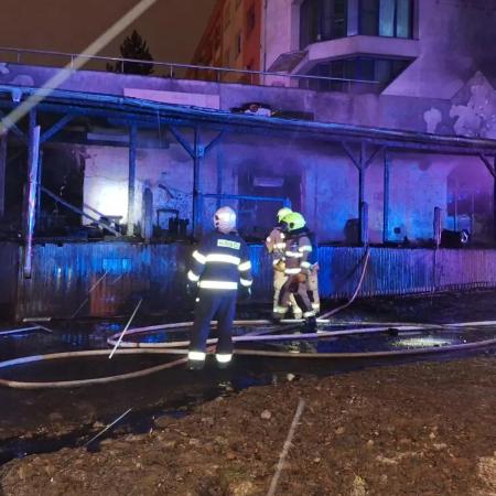 LEDEN: Při nočním požáru restaurace U Kojota v Mostě zemřelo šest lidí. Dalších osm lidí utrpělo zranění, z toho šest těžká. Později v nemocnici zemřela jedna z vážně zraněných žen.