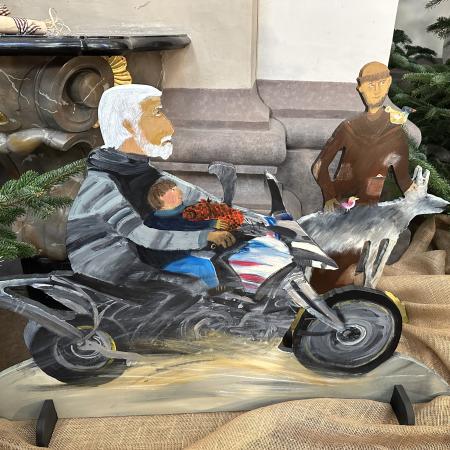 Prezident Petr Pavel na motorce v poutnickém betlému Martiny Špinkové