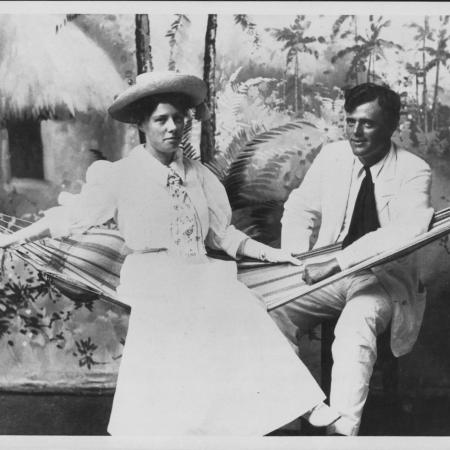 Spisovatel Jack London se narodil 12. ledna 1876. Na snímku s manželkou Charmain na Havaji