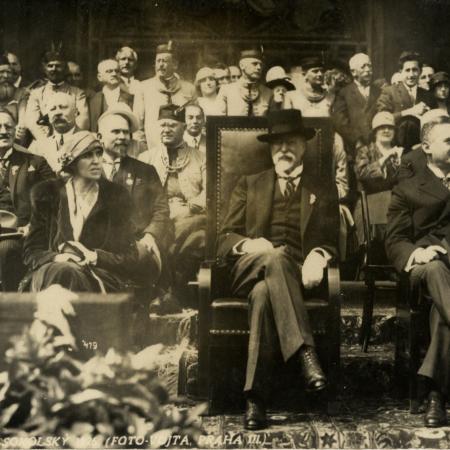 První akcí na nově postaveném Strahovském stadionu byl VIII. všesokolský slet. Konal se 4. července 1926 a přihlížel mu prezident T. G. Masaryk 