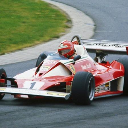1. srpna 1976 rakouský pilot formule 1 Niki Lauda téměř uhořel při těžké havárii při Velké ceně Německa na okruhu Nürburgring