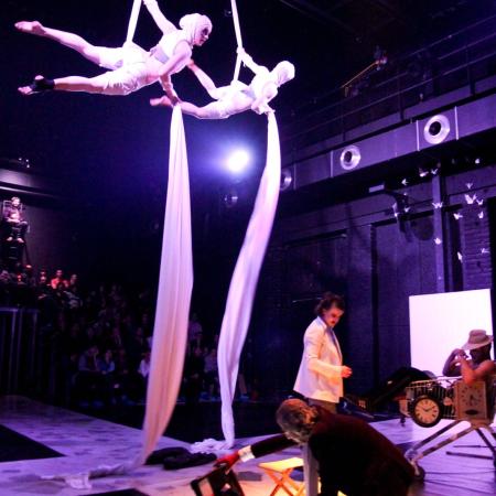 Inscenace Up End Down Cirku La Putyka