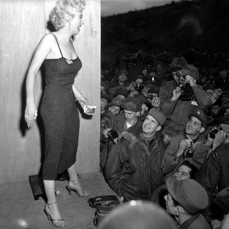 Sté narozeniny by 1. června oslavila americká filmová herečka Marilyn Monroeová. Zemřela v roce 1962