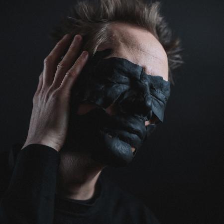 Martin Grosman, Autoportrét (šperkový objekt), 2022